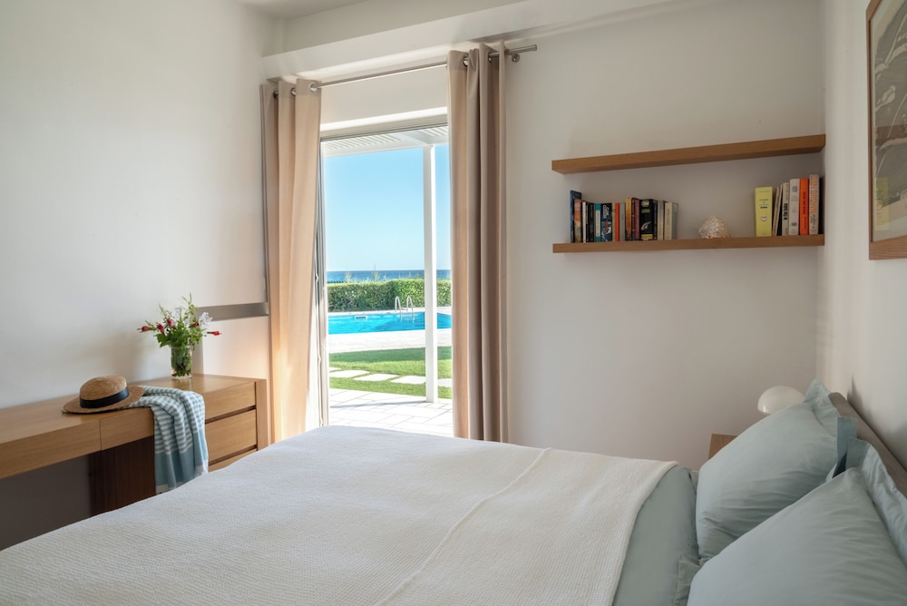 Paradise Beachfront Villa Athenian