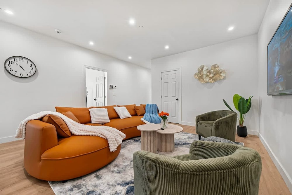 Massive 8BR Home in Hayward With AC Free Parking