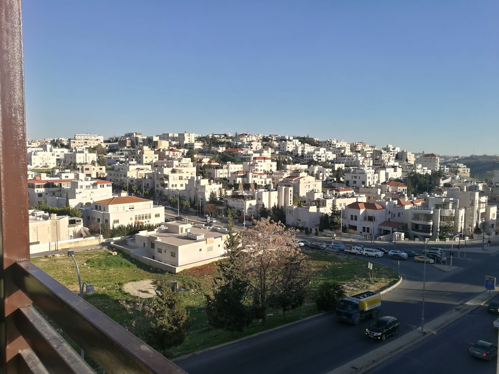 Cozy Dair Ghbar Apartments