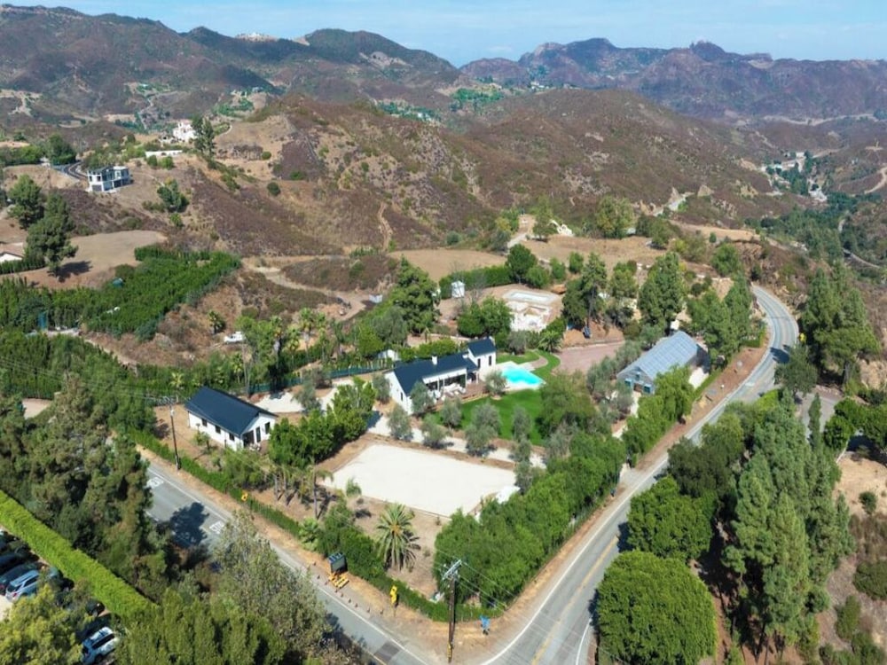 Lechusa - Secluded Creative Compound: Luxury 2-acre Estate w/ Studio & Pool