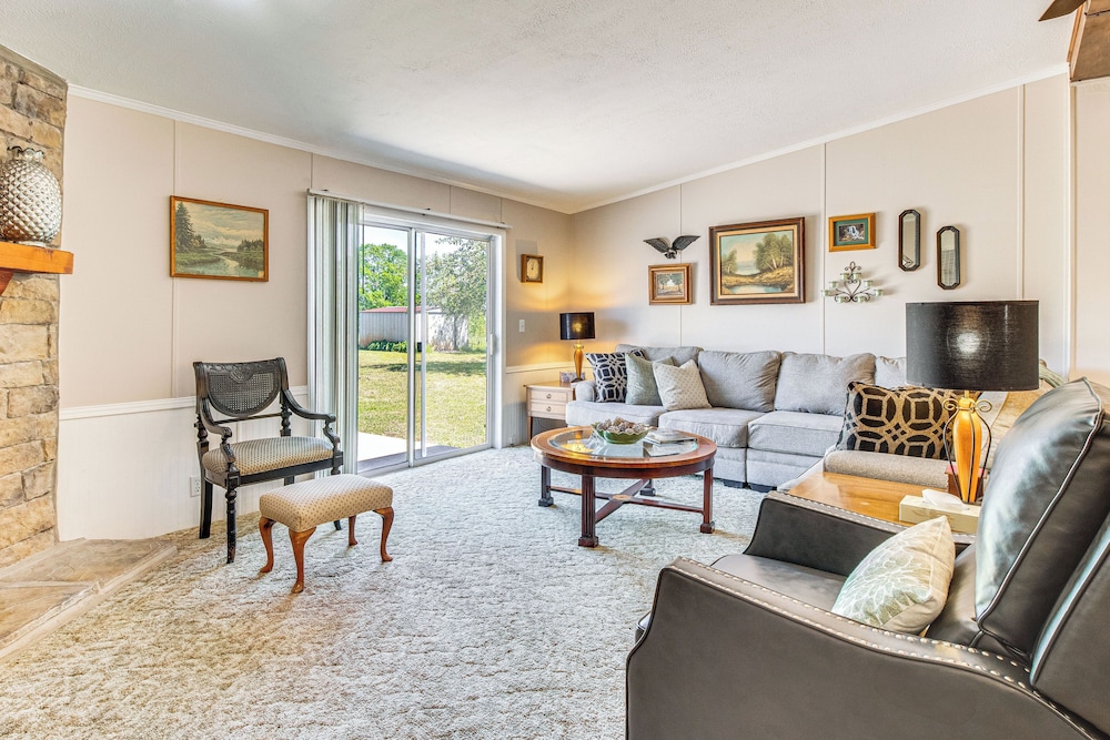 4 Mi to Norfork Lake: Country Stay w/ Farm Views!