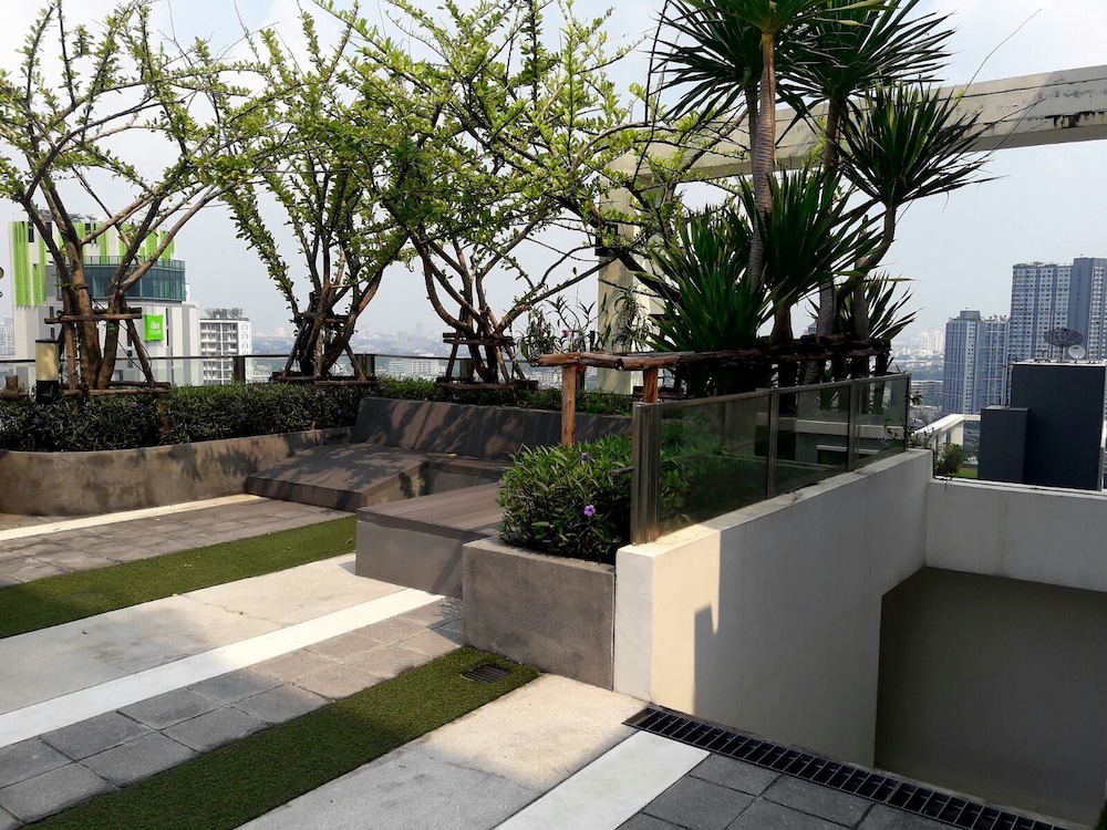 Highrise Cityview Aspire Condo Gym Pool