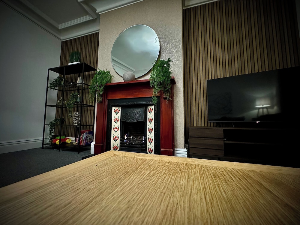 Sleeps10-parking-garden-hottub-petfriendly