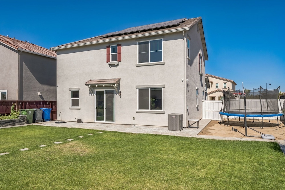 Spacious 3br Home With Charming Backyard 3 Bedroom Home view 5