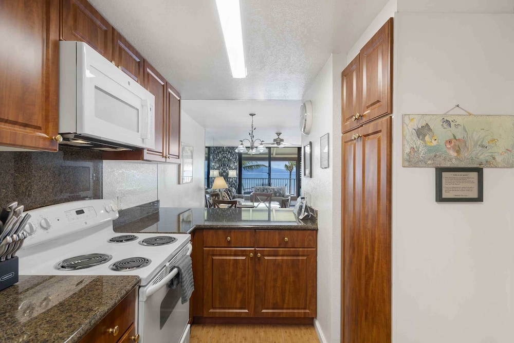 Lauloa 410 - Top Floor, Oceanfront Lanai, Molokini & Halaeakala Views, Split A/C