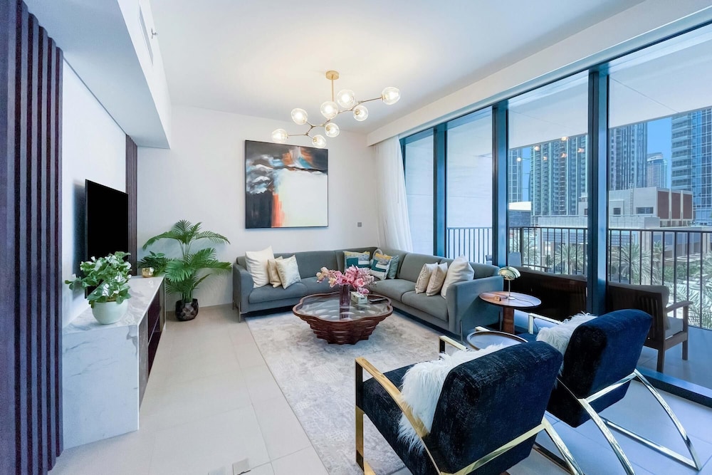 Lux 4BR Duplex in Blvd of Downtown