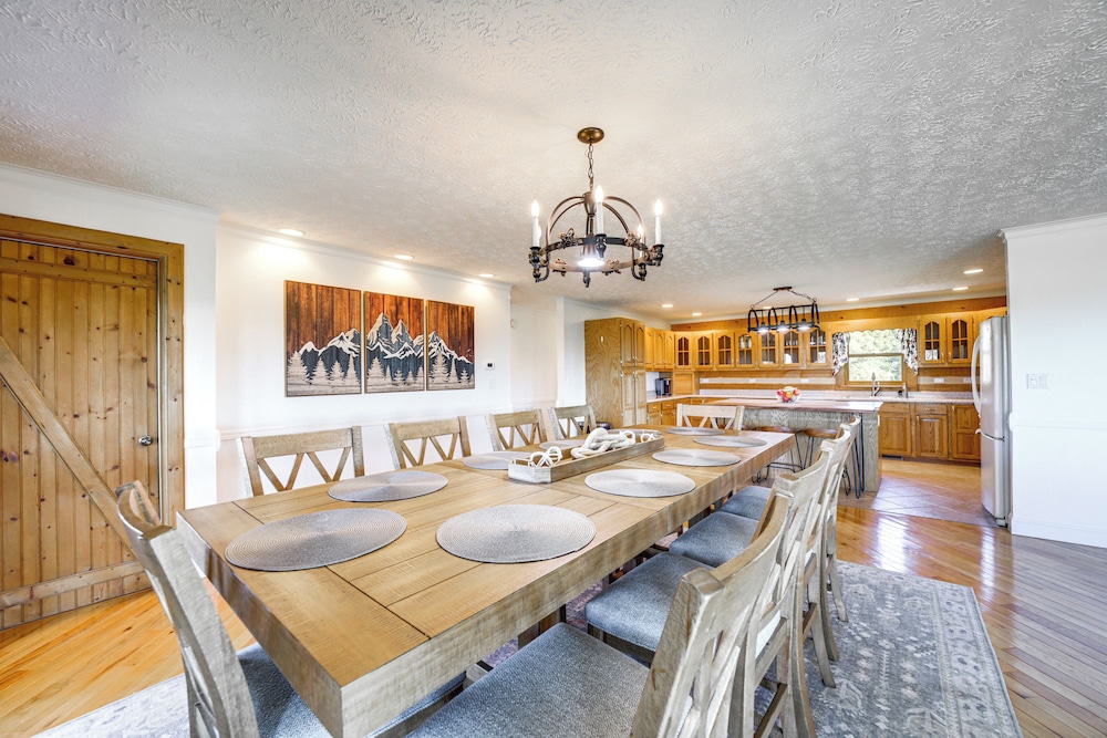 Panoramic Mtn Views: Spacious Tennessee Home!