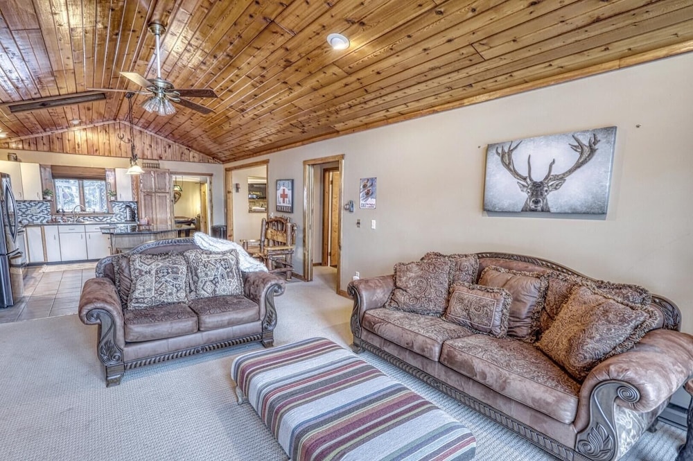 Howe Hill Retreat 4 Bedroom Home by RedAwning view 4