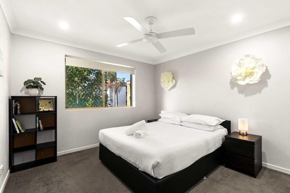Charming 3-bed Apartment Near Local Shops