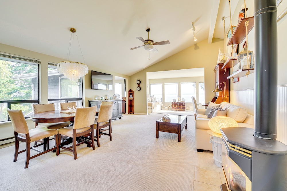 1/4 Mi to Beach: Family Home w/ Spacious Deck!