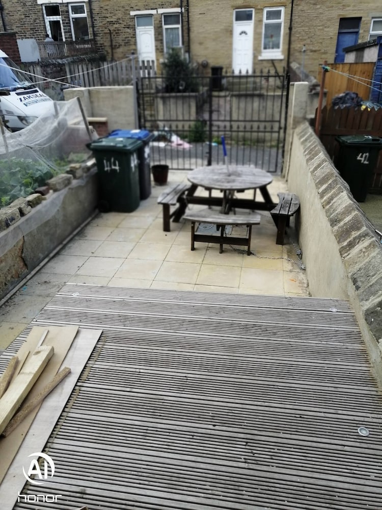 Room-charming Bradford Room to Rent With