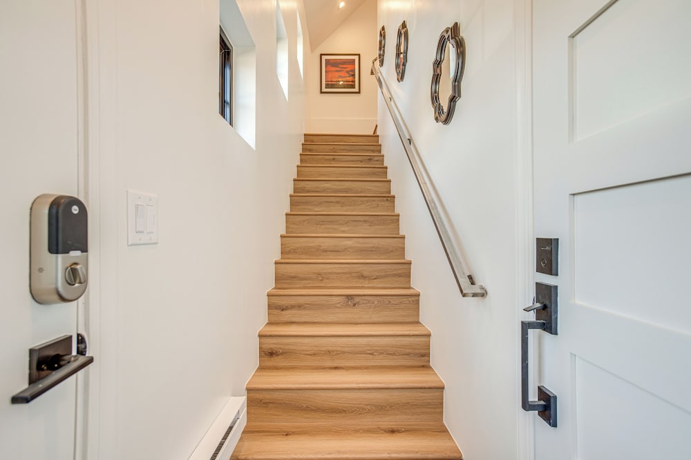 Luxe Designer Flat on Sloans Lake w/ Rooftop Deck