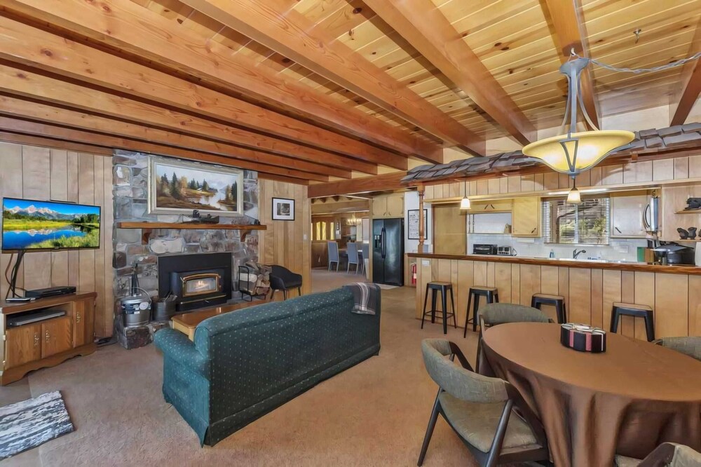 Sleeps 23 2 Homes, Lakefront, Private Dock, Hot Tub, Game Room, Swingset, View