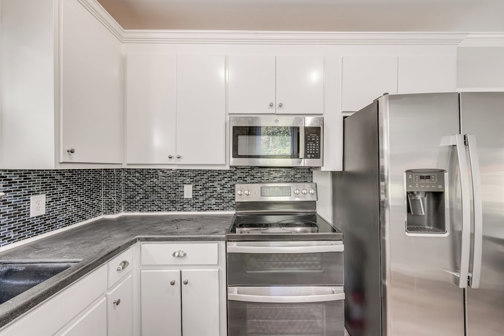 11 Mi to Fort Lee: 30-acre Retreat w/ Scenic Views