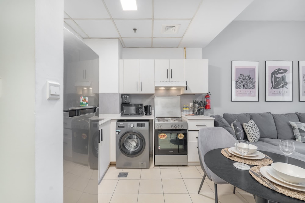Pleasing 1-bedroom for 4 in JVC for Relaxing Getaway