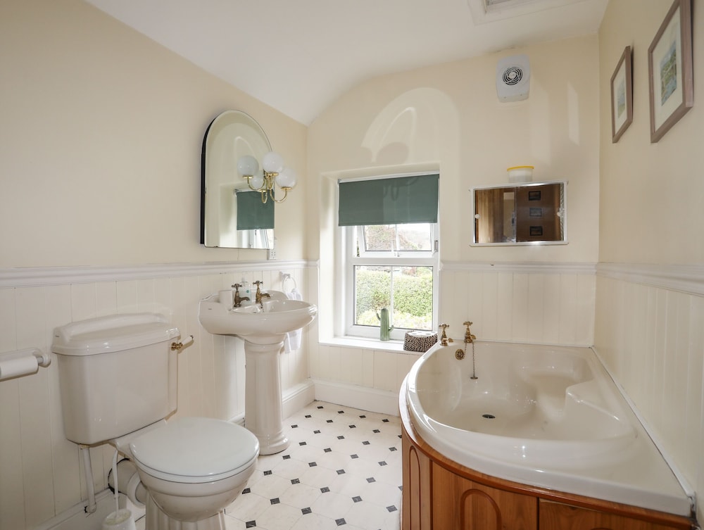 Amelie Cottage view 3