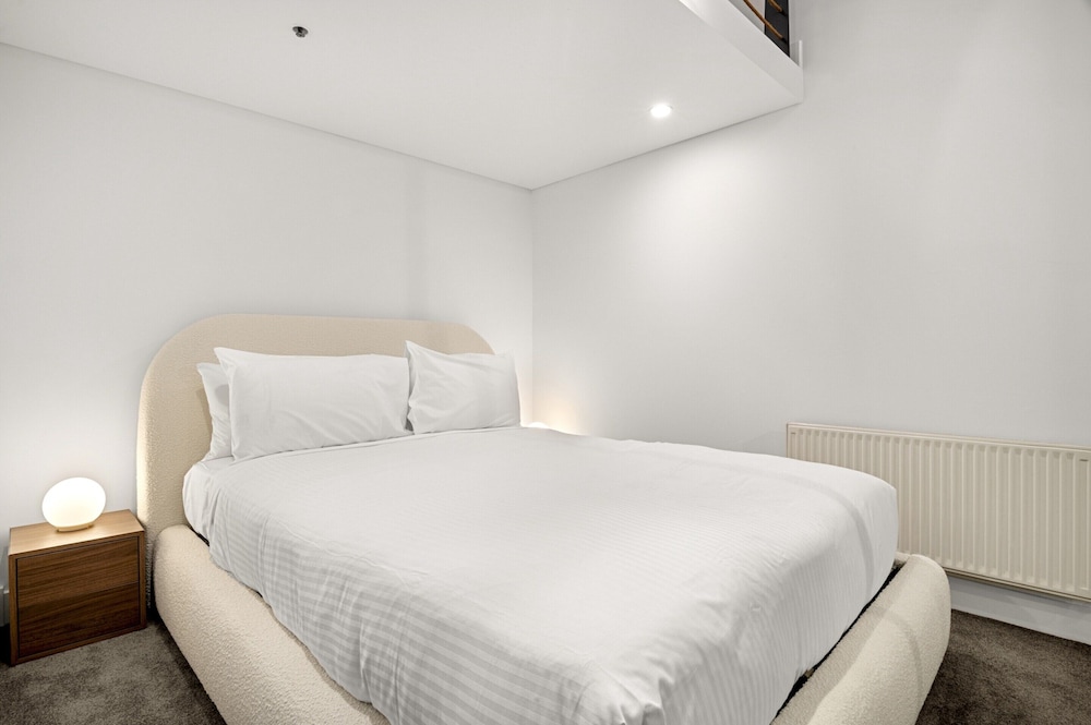 Classic 1-bed City Stay Near Eateries and Laneways