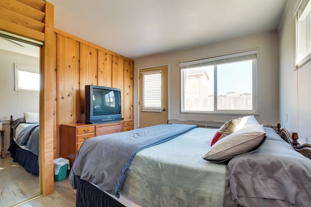 Bandon Home w/ Patio, Steps to South Jetty Park view 3