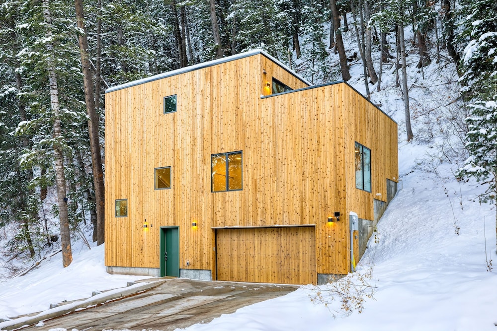 Parkview Mountain House Luxury Ski Home w Hot Tub Near Trails Downtown