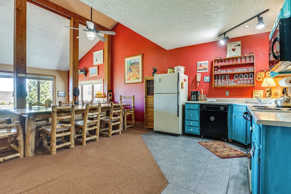 Walk to Ski Lift & Hiking: Granby Ranch Condo!