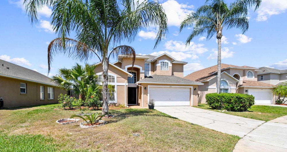 Large 6BR Family Home w Pool Hot Tub Games Room