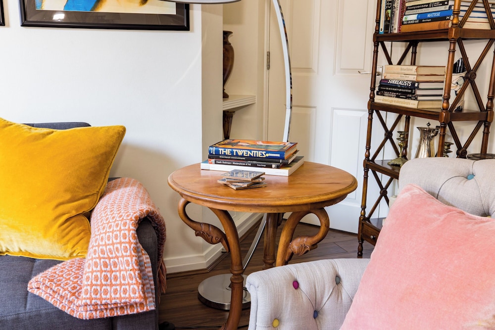 Mayfair 3-bed 5-guest Berkeley Square 1729 House