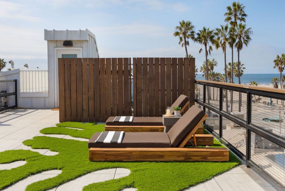 The Santa Monica Sunset - Beachfront Luxury