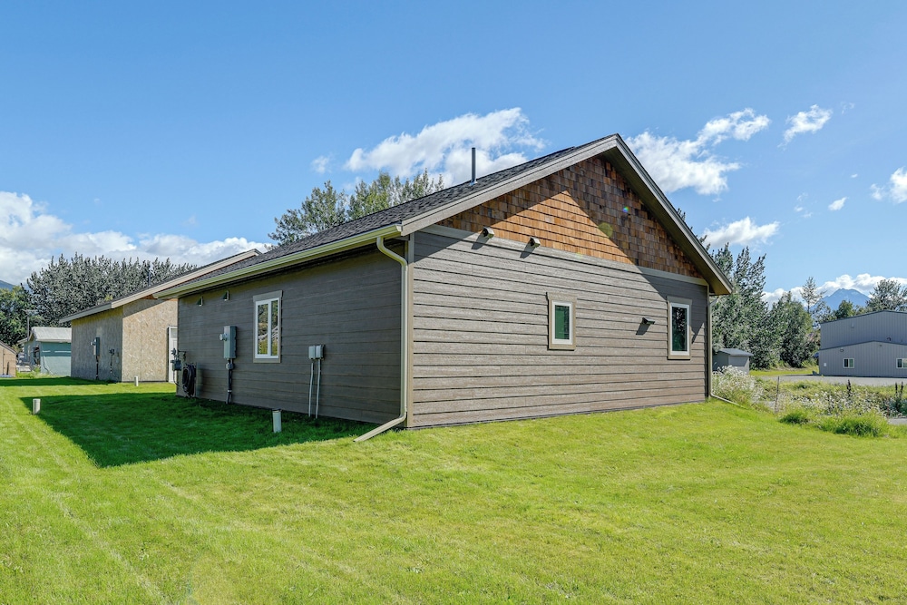 2 Mi to Dtwn Palmer: Custom Valley Home w/ Garage