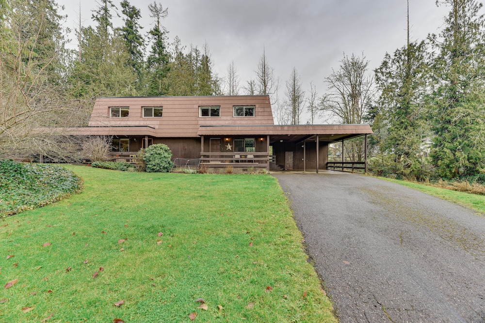 Charming Chehalis Retreat w/ Outdoor Grill + Deck!