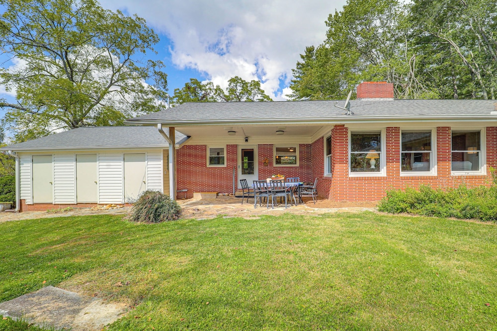 Hike & Leaf Peep! Peaceful Home in Laurel Springs