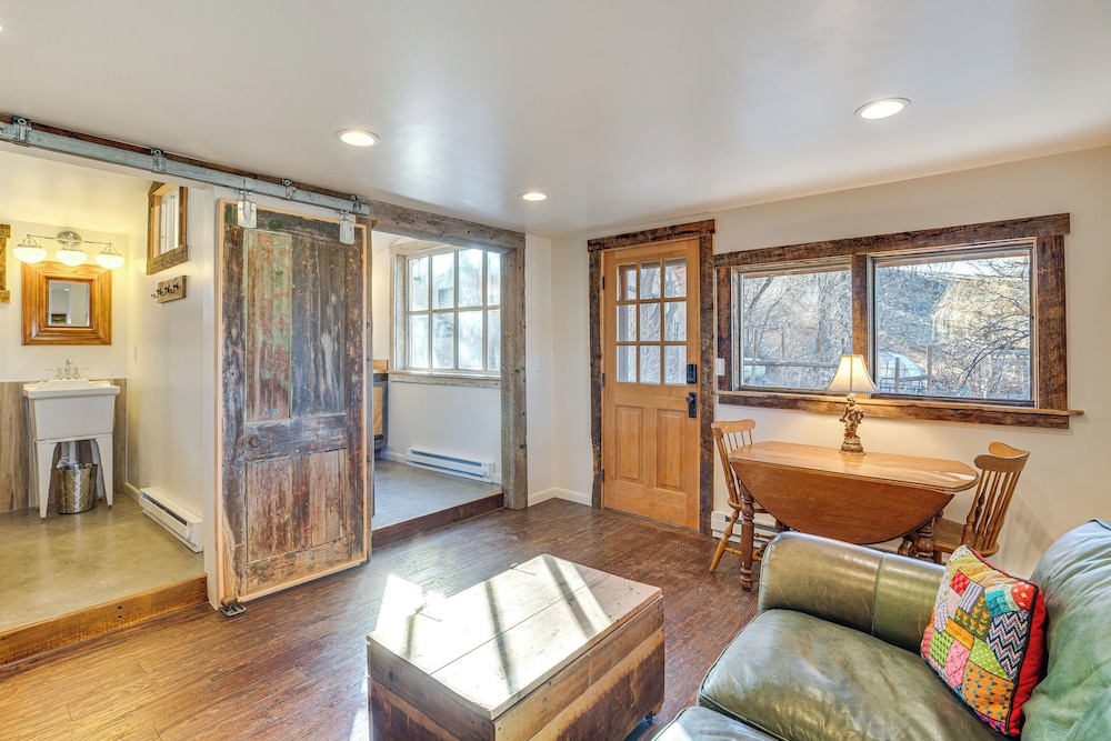Historic Nature Lovers Cabin on Farm in Paonia!