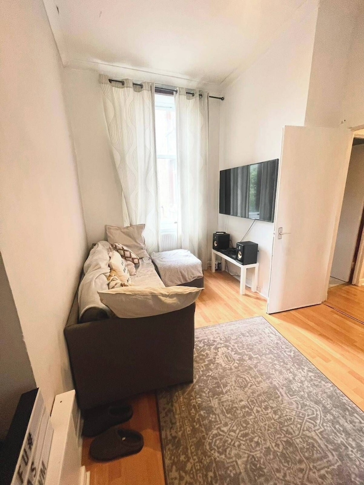 West-end 2 Bed Flat Entire Place w/ Free Parking