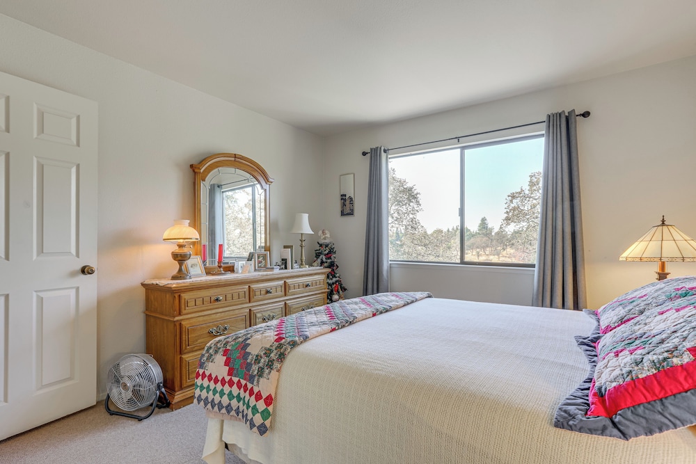 5 Mi to Lake Natoma: Home w/ Deck in Orangevale! view 2