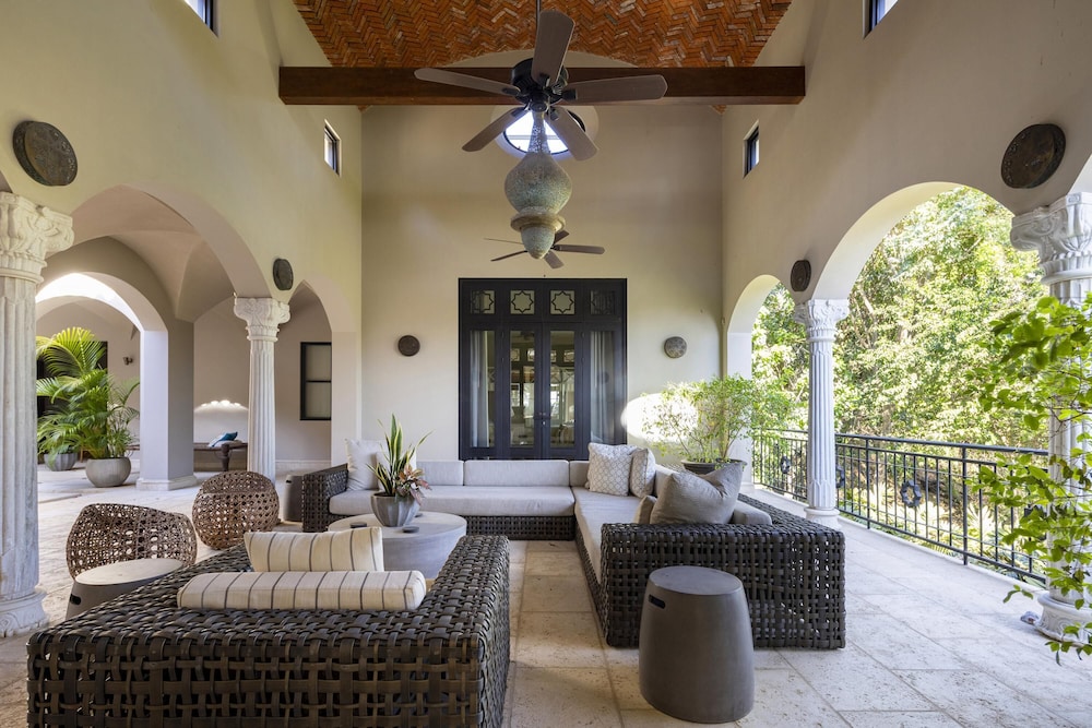 Arcos Del Mar Beachfront