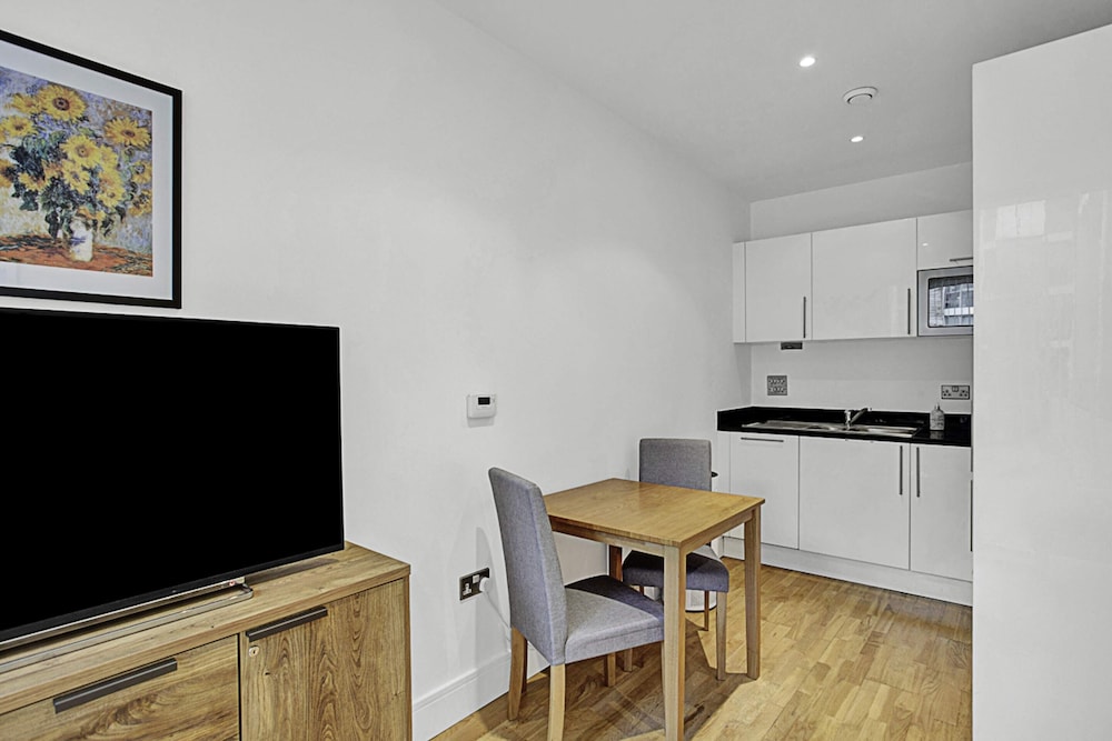 Urban Retreat: Stylish 1-bed Bliss