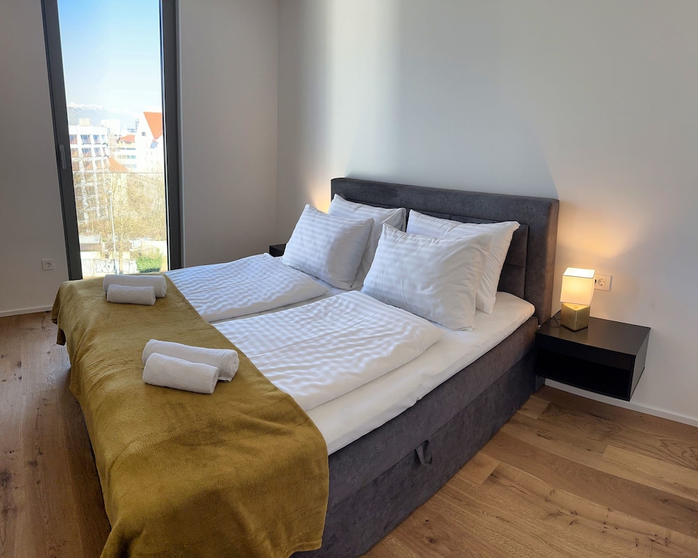 Garden Residence - Premium Downtown Apartment