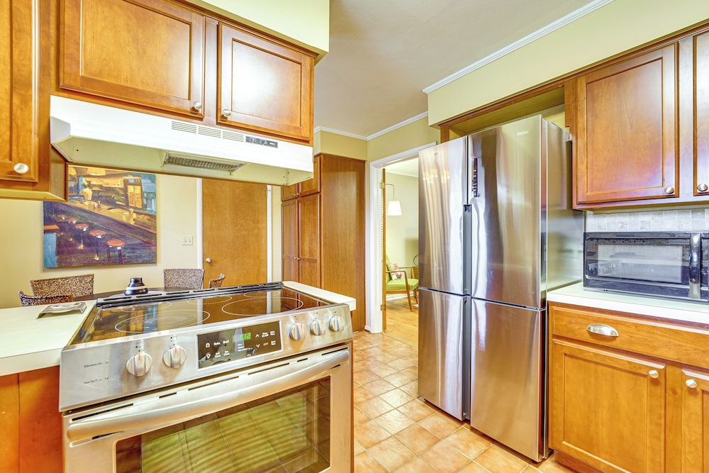 2 Mi to U of A: Centrally Located Home w/ Patio!