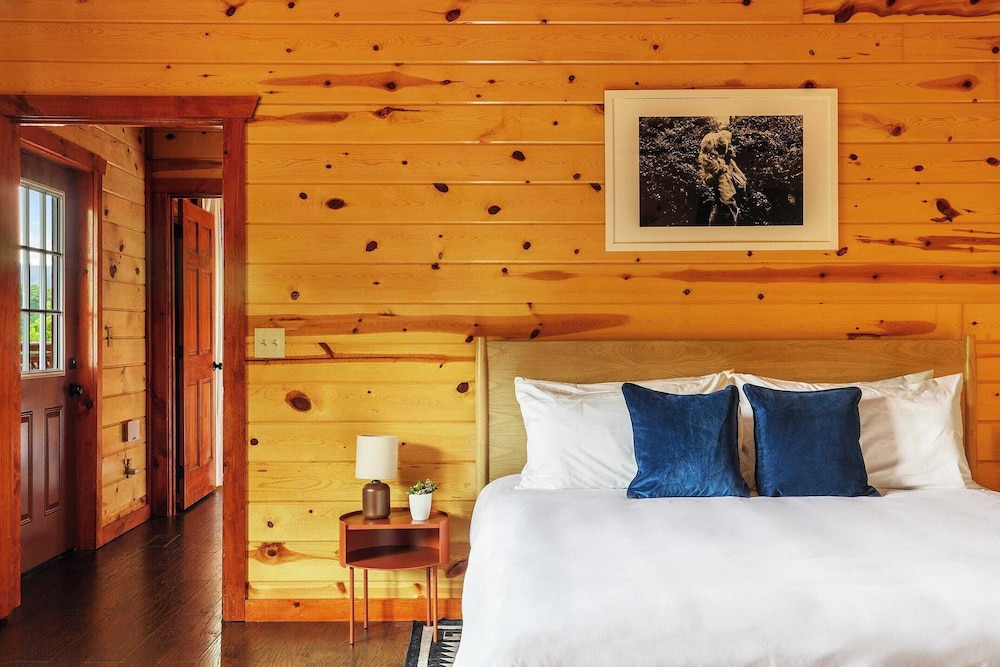 Smoky Ridge by Avantstay Renovated Cabin w/ Indoor Pool Game Room + Theater