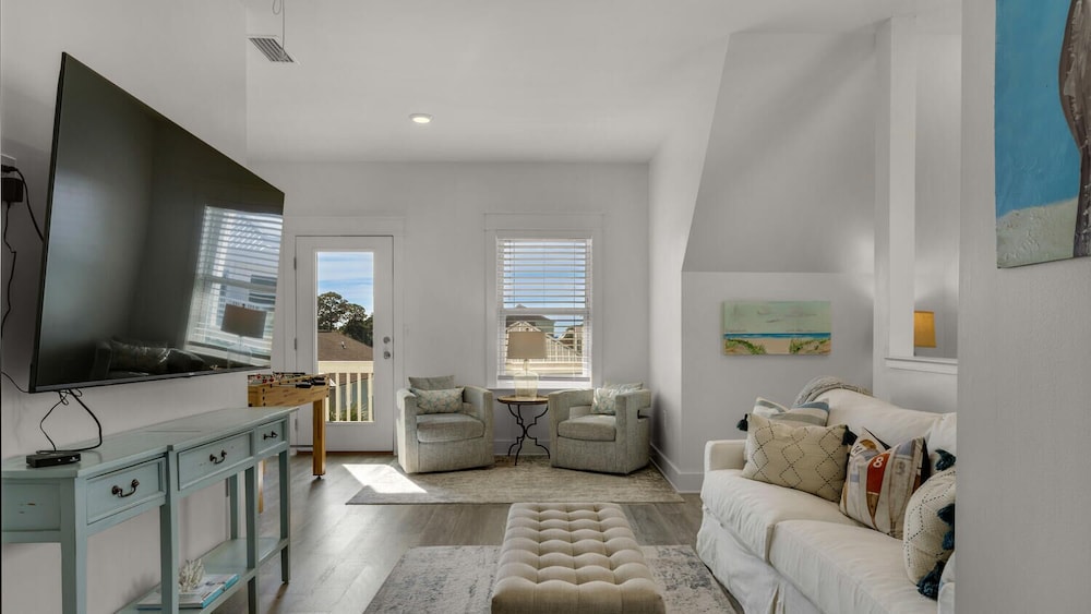 Sleep up to 28 - 2 Homes Side by Side - Close to Beach & Community Pool!