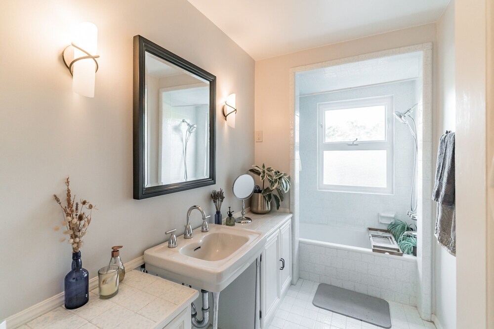 Charming 1933 Ridge-top Home With Stunning Views 4 Bedroom Home