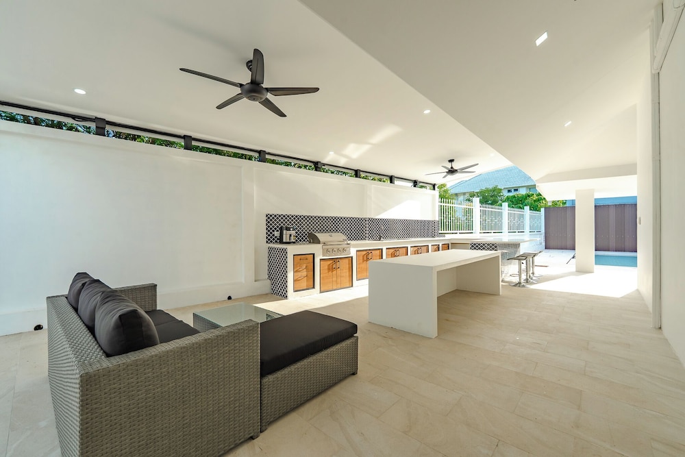 4BR Pool Villa Bar BBQ Near Beach V239