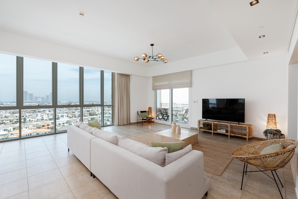 Modern 3BR Maid at the Palm w Pool and Gym