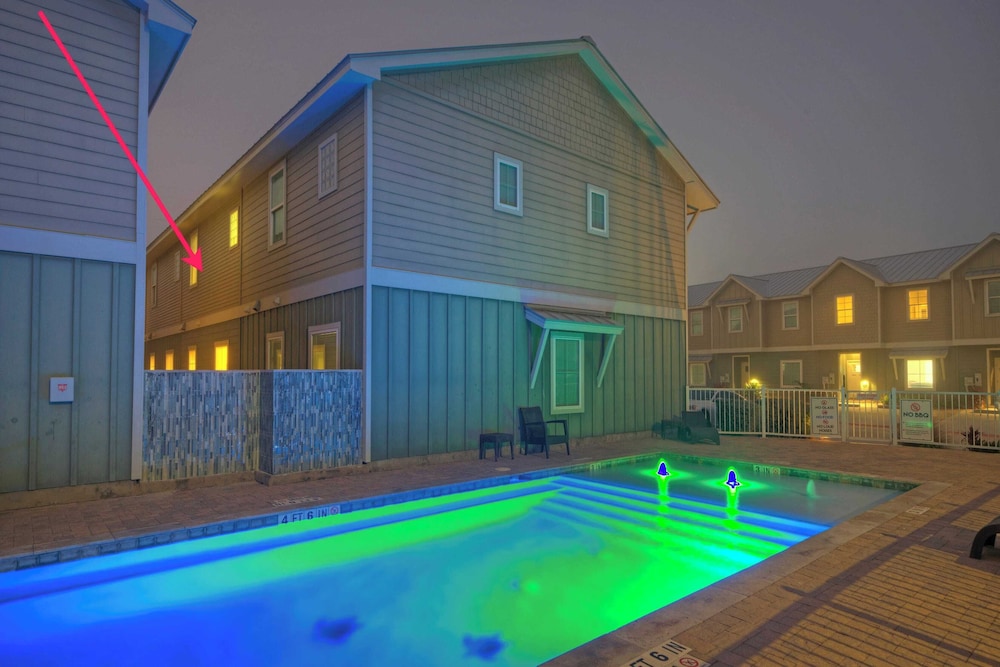 Sleeps 19 2 Homes w/ Pool, Foosball+shuffleboard Mins to the Beach + Shops