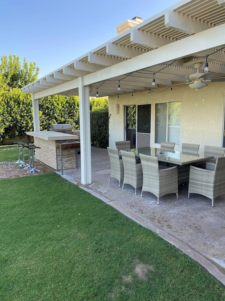 Stunning 5 Star Home Retreat Private Pool Spa BBQ 4 BR