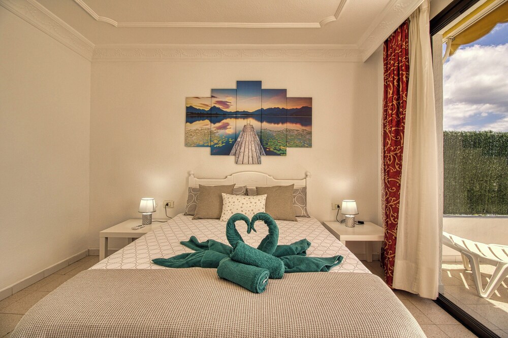 Apartment - Sleeps 4 - Jacuzzi - Terrace - Pool
