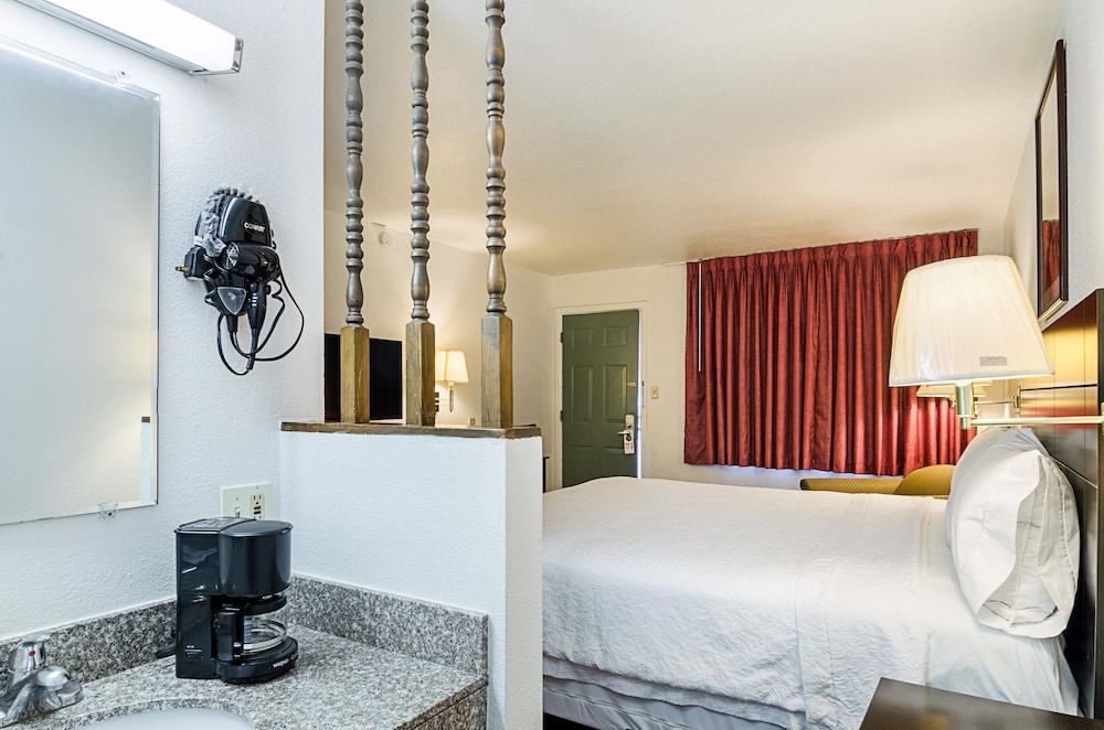 Liberal Vacations - Rodeway Inn - Property Image 15