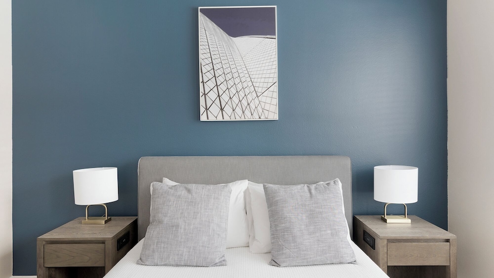 Landing Beautiful 1bd, Courtyard, Clubhouse