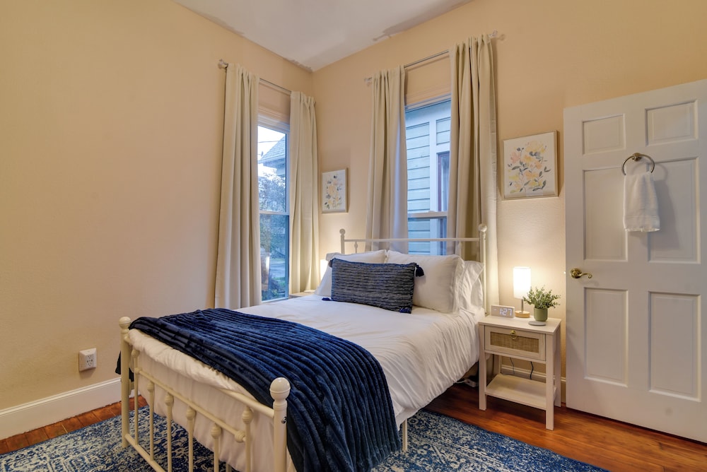 < 1 Mi to Moda Center: Walkable Portland Retreat!