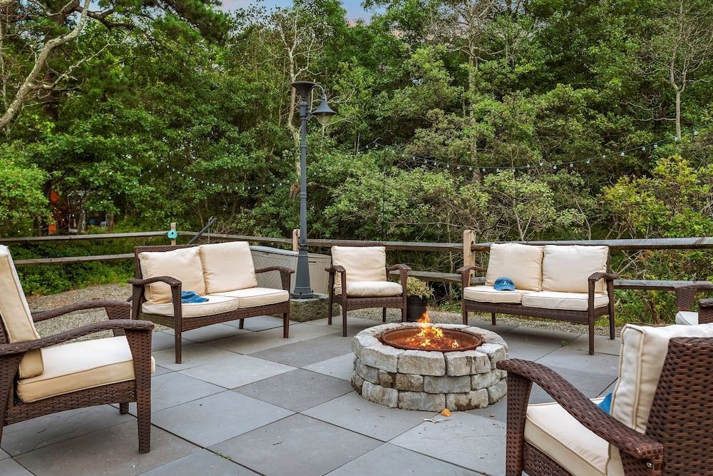 The Bigwood Cabin by Avantstay Hot Tub Firepit Pool Table Private Yard