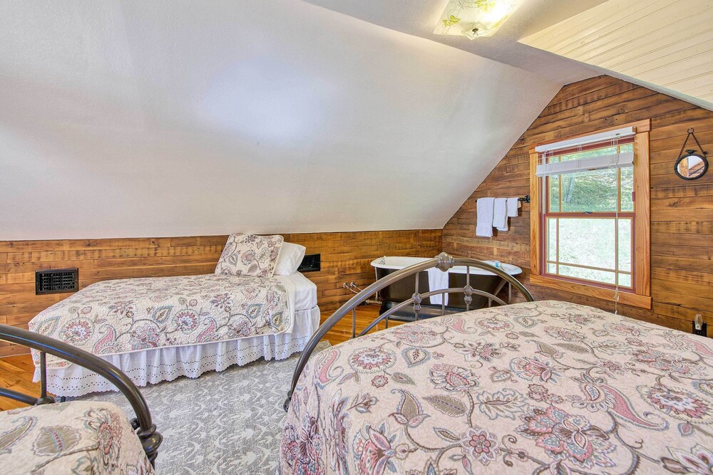 Clyde Papa Bear Cabin, Near Smoky Mountains! view 3